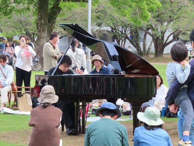 本日、ピアニスト横山起朗氏によるピアノの演奏会『公園にピアノのある日』を開催しました。
沢山の方達がいすやシートは各自で持ってこられ、ピアノ演奏に聞き入っていました。

#宮崎県 #宮崎市 #文化公園 #宮崎県総合文化公園 #ピアノ #ピアノ演奏 #ピアニスト #横山起朗