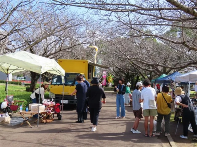 昨日、「PARK MARKET」を開催しました。🥰

初の試みという事と午前中の天候が悪かった点もあり、出店者共々不安はありましたが、
ﾏｰｹｯﾄ内は常に賑わいをみせ、また、秋休み中という事もあって、親子の利用や散歩の途中で立ち寄った利用者も多く、老若男女問わず皆さん楽しまれていました。😊✨🎈

出店者の皆さん、お疲れ様でした。
そして本当にありがとうございました！

#宮崎 #宮崎の公園 #宮崎県総合文化公園 #マルシェ #LaionChurros#ﾜﾑﾌﾟﾘｵｯｼｭ#ﾌｫｰｸで食べるｸﾛﾜｯｻﾝ🥐 #夢みるく#白水舎#白水舎乳業#トロピカルマーケット＃cozy_farm_setoka #honeypotato#おかもとファーム#One