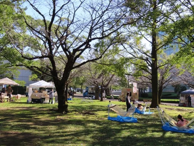 先日、「公園でBOOKCafe」を開催しました！☕

園内にｷｯﾁﾝｶｰや、ﾊﾝﾄﾞﾒｲﾄﾞ雑貨など合わせて8店舗の店を出店し、
利用者の利便性向上を目的とし、開催しました。

3連休の合間という事もあり、親子の利用や散歩の途中で立ち寄った利用者も多く、約300名程利用されていました。

木陰にﾊﾝﾓｯｸを設置した所、天候も良く風もあったため大変人気で、子ども達が次から次へと乗って楽しんでいられました。

また、BOOKCafeという事もあり、本の交換会や、読み聞かせを行いました。
読み聞かせは2回開催しましたが、2回とも沢山の子供達が夢中になってお話を聞いていました。📚😊

　 

　 

 　

利用者の方からは「穏やかな天気の中読み聞かせを聞けて良かった」、「今後もこんなｲﾍﾞﾝﾄを定期的に開催してほしい」、「色んなｷｯﾁﾝｶｰや雑貨などもあり、子どもと一緒に楽しめた」、などの声をいただきました。✨🙇

来月もイベントを企画していますので、お楽しみに！
#宮崎 #宮崎の公園 #宮崎県総合文化公園 #cottonpearl＃Rara🐱まる#ravie_de_la_vie#toctoc#fleur__alice#DONDON＃douchi＃natech_3rd